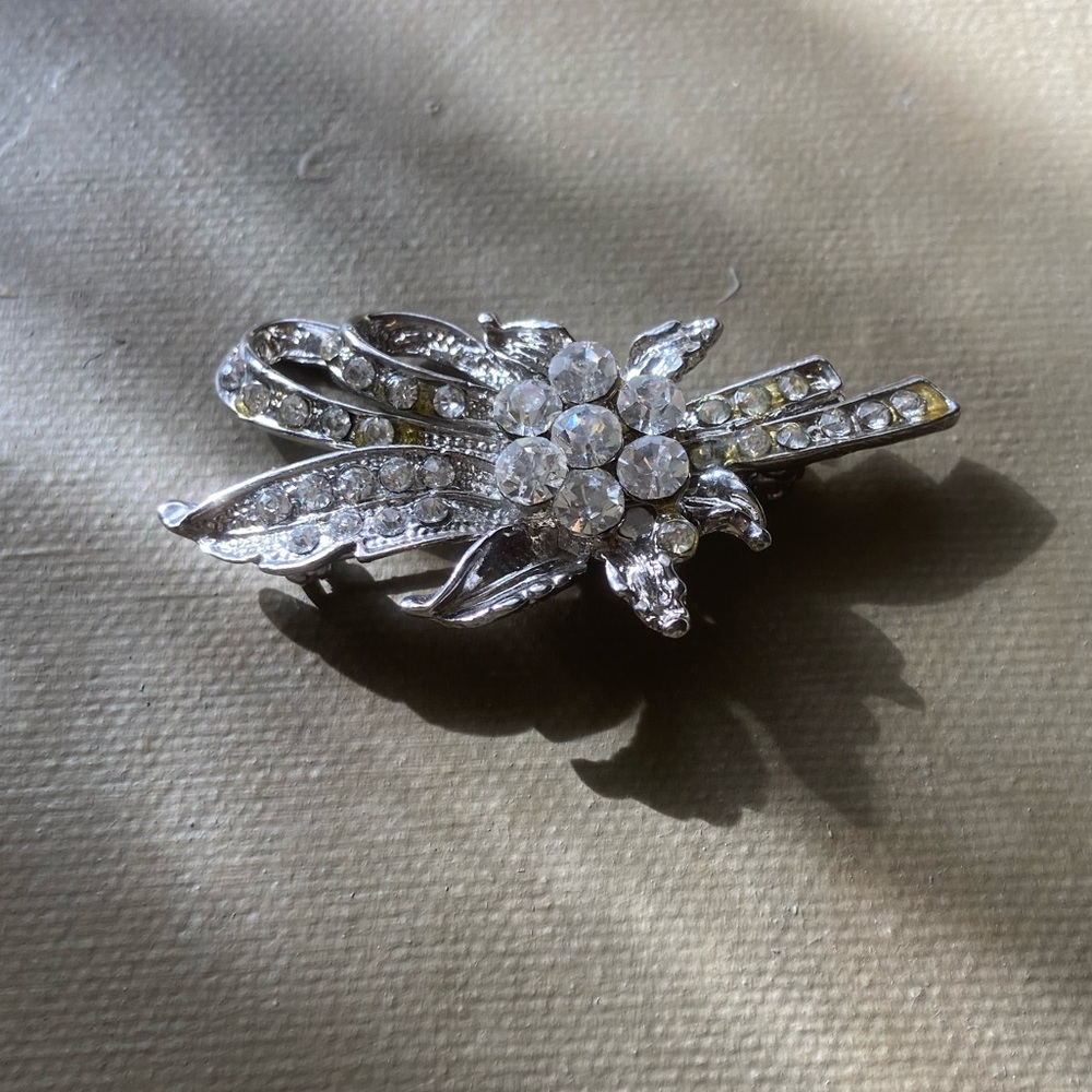 Vintage Brooch | Mid Century Floral
Rhinestone Pin on Brooch
